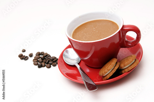 rote tasse kaffee mit keks