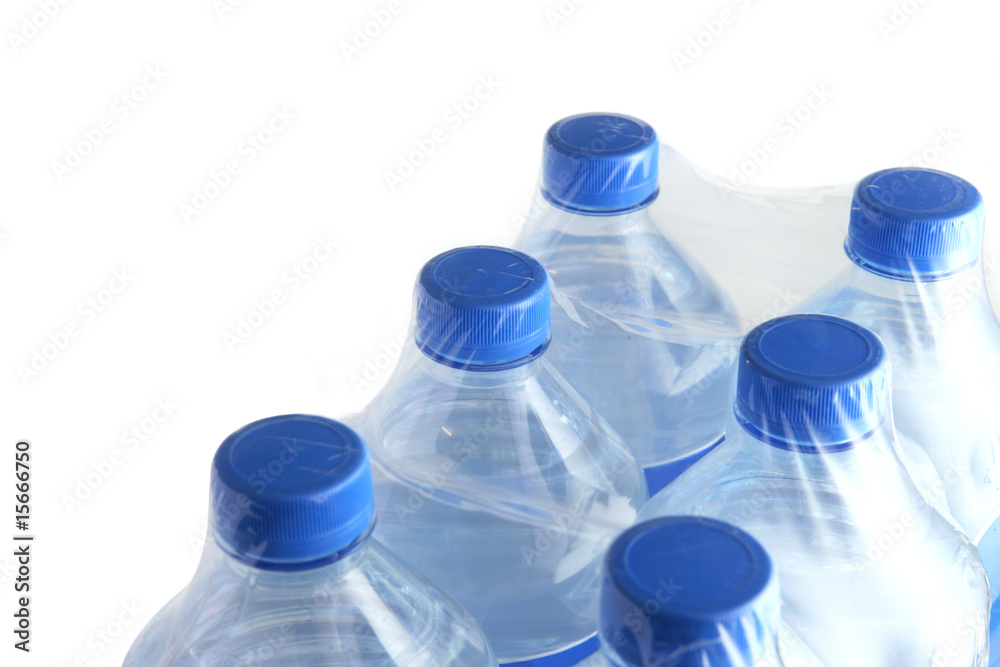 Bouteilles d'eau en plastique sur fond blanc Bouteilles d'eau en plastique sur fond blanc
