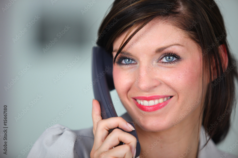 Portrait d'une jeune femme d'affaires souriante au téléphone Portrait d'une jeune femme d'affaires souriante au téléphone