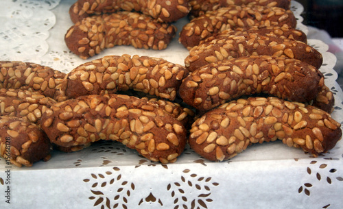 croissants aux pignons de pin photo