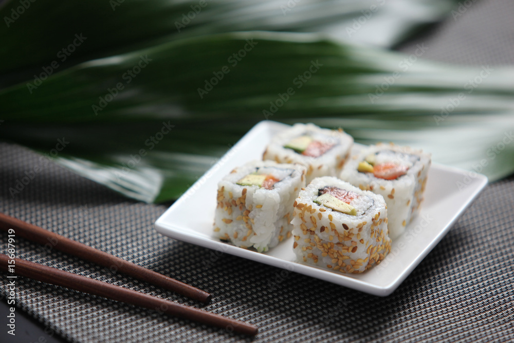 Sushis dans une petite assiette Sushis dans une petite assiette