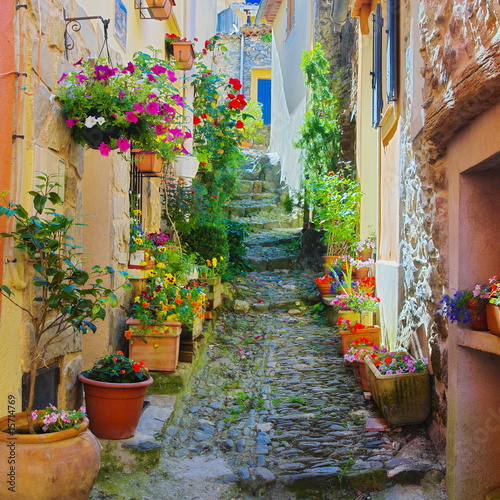 Ruelle étroite et colorée dans un village de Provence #15714769