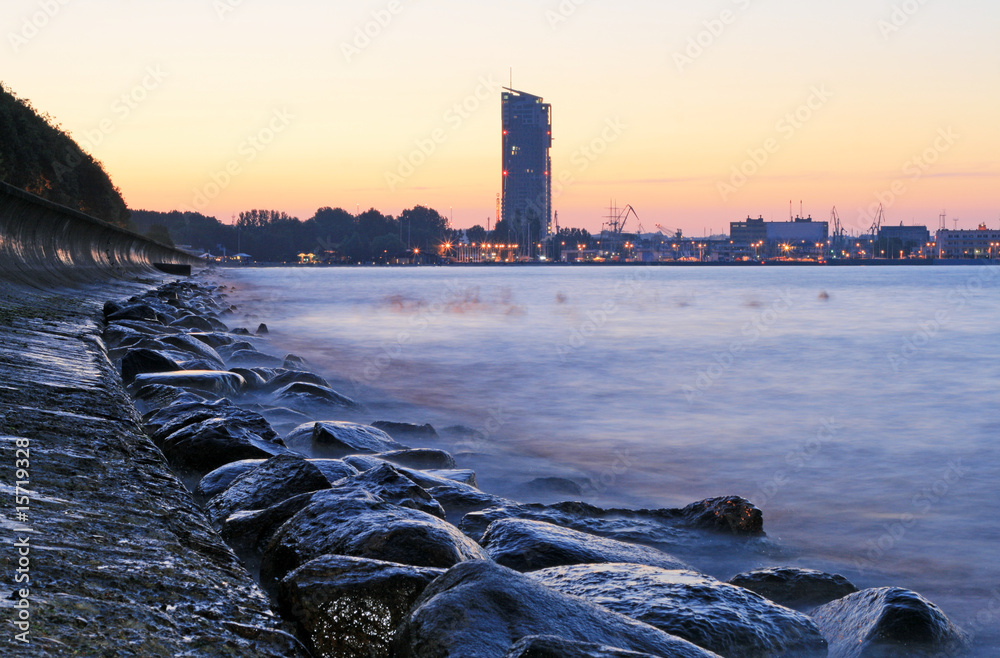 Fototapeta Kamienista linia brzegowa i nabrzeże w Gdyni