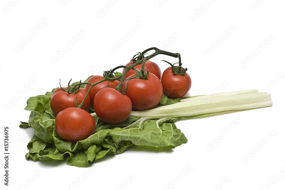 Tomates sobre hoja de acelgas.