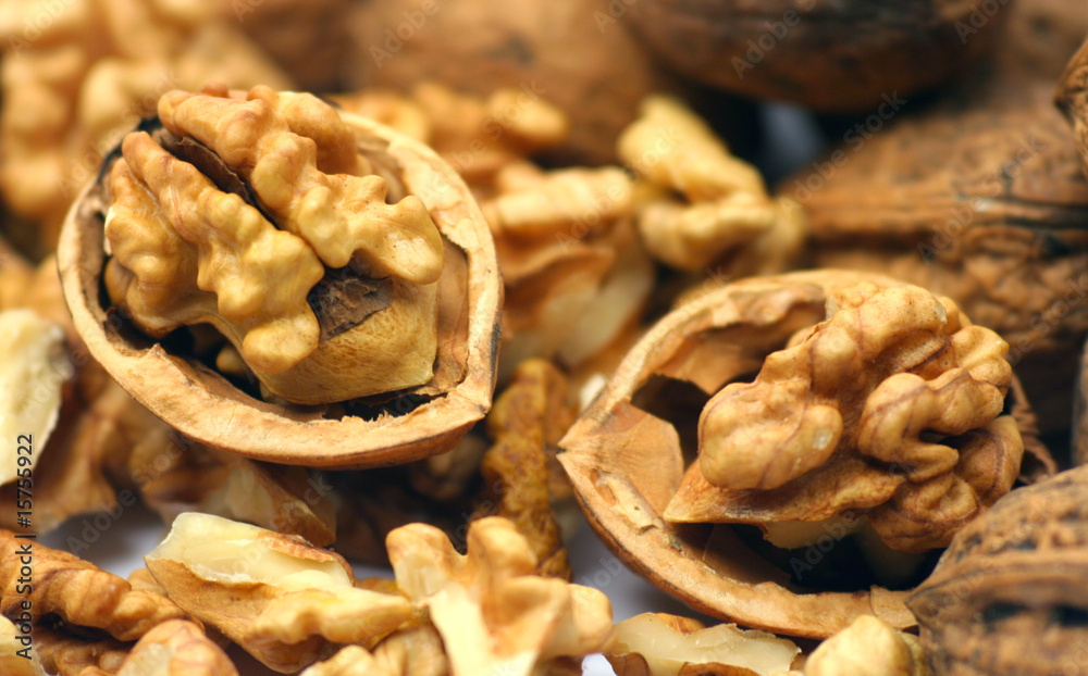 Obraz premium Cracked walnuts