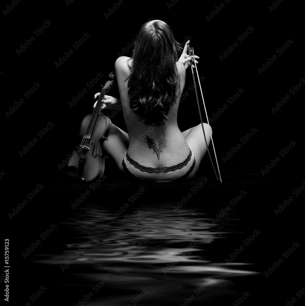 Fototapeta premium violinist isolated on black background