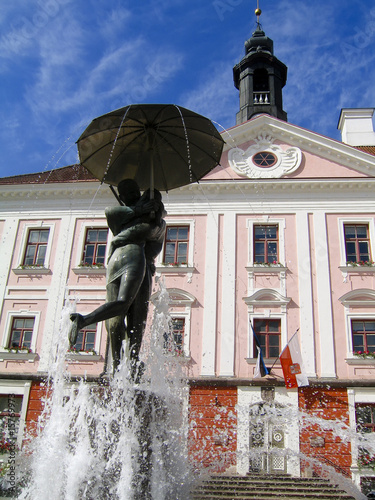 Tartu town hall and kissing students fountain