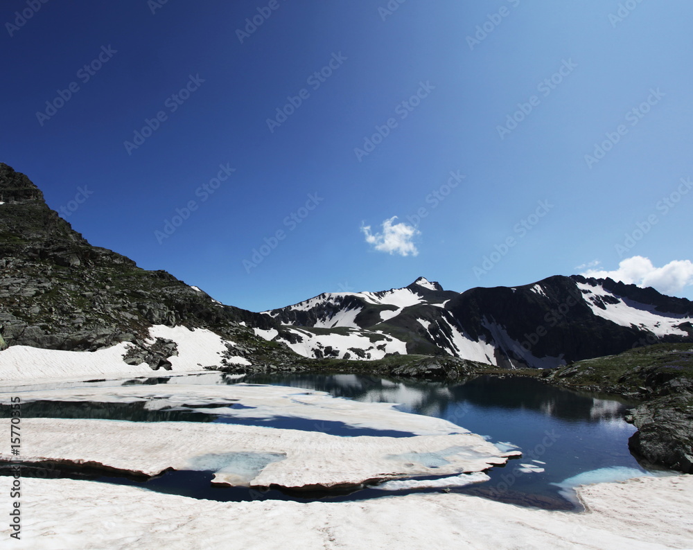 Obraz premium Blue mountains lake