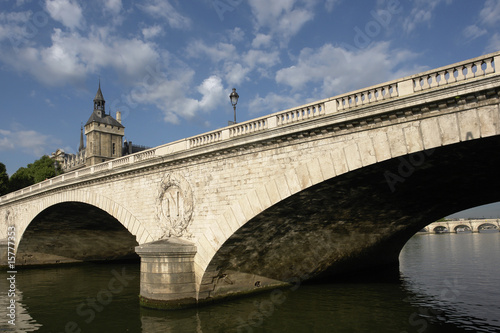 Paris pont Notre Dame © hassan bensliman