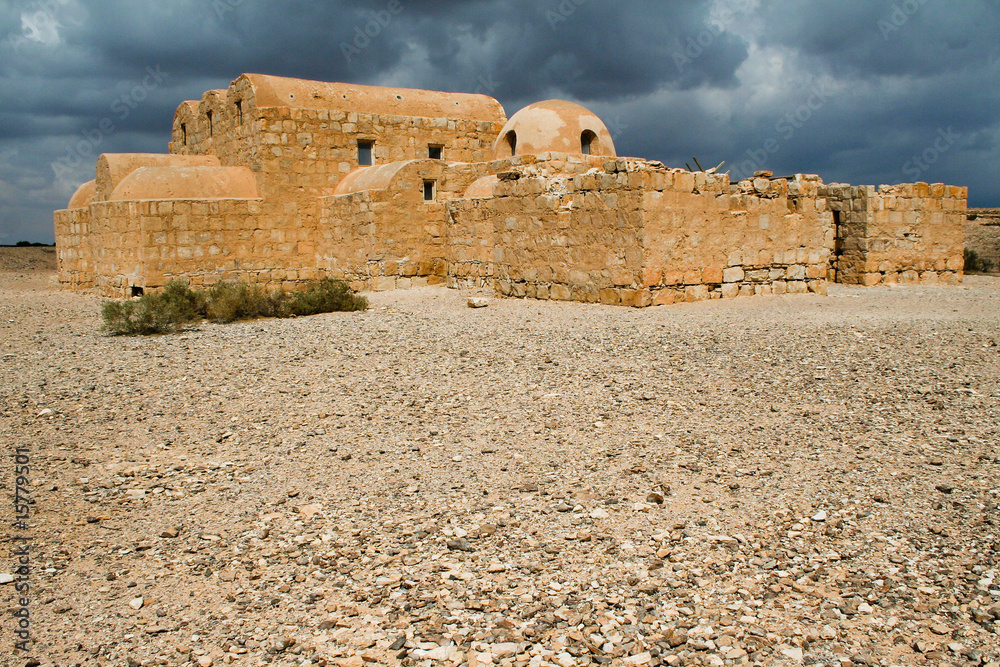 altes Bauwerk in der Wüste von Jordanien