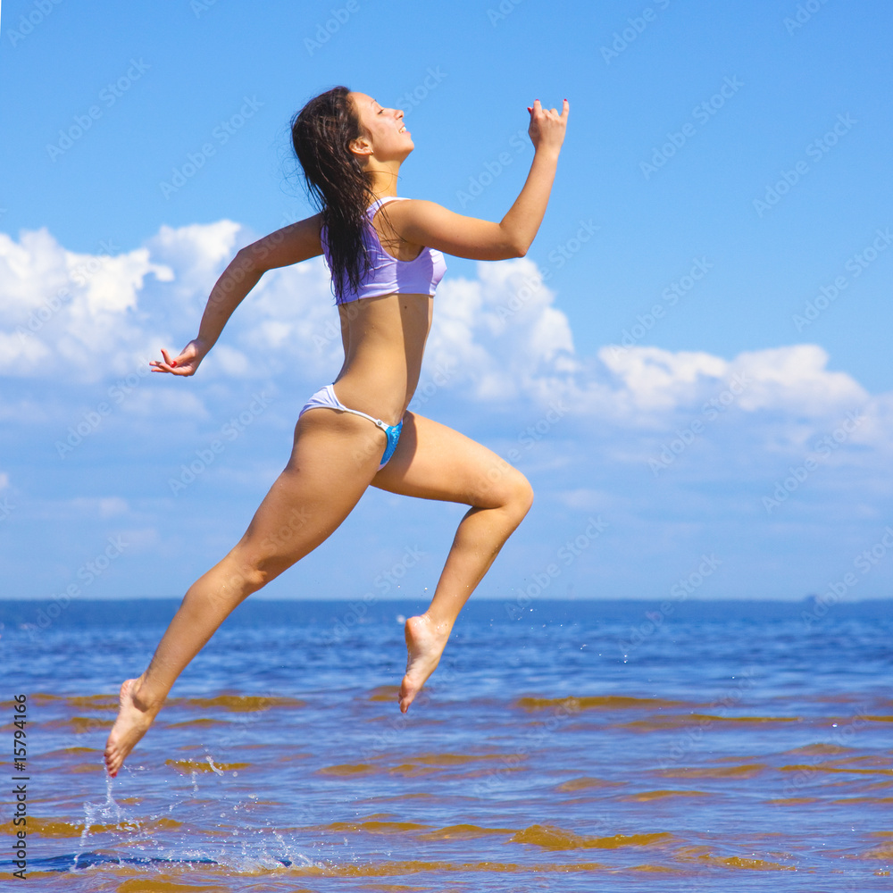 Fototapeta premium Active girl on a beach