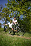 Homme et femme faisant du vélo à la campagne