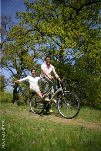 Homme et femme faisant du vélo à la campagne © auremar