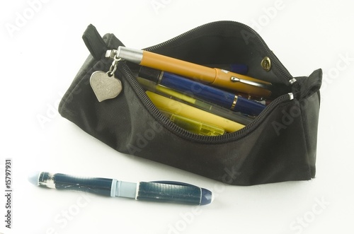 trousse remplie de stylos photo