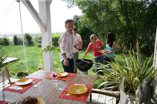 groupes d'amis cuisant des brochettes de viande au barbecue photo