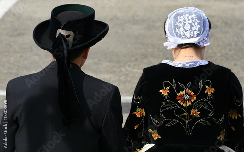 chapeau et coiffe  de costume traditionnel breton et bretonne photo