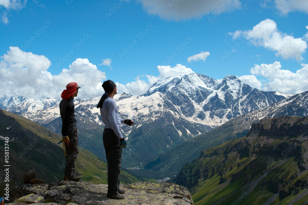 Obraz premium two climbers looking at the mountains