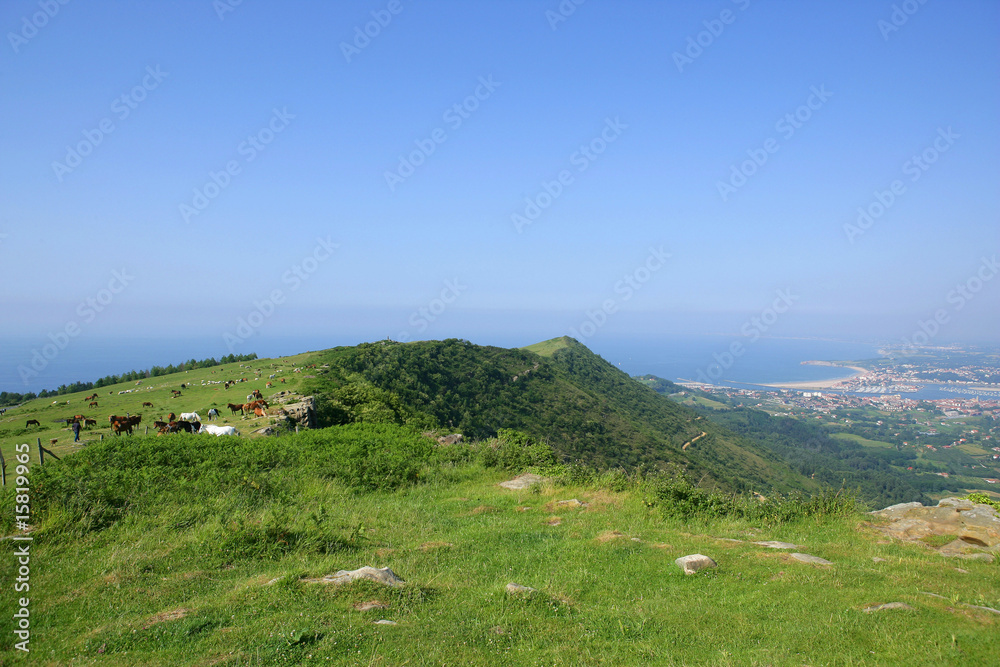Fototapeta premium montagne près de la mer