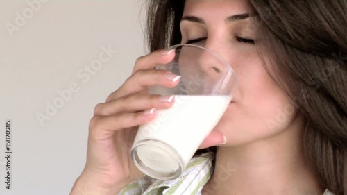 Ragazza beve bicchiere di latte