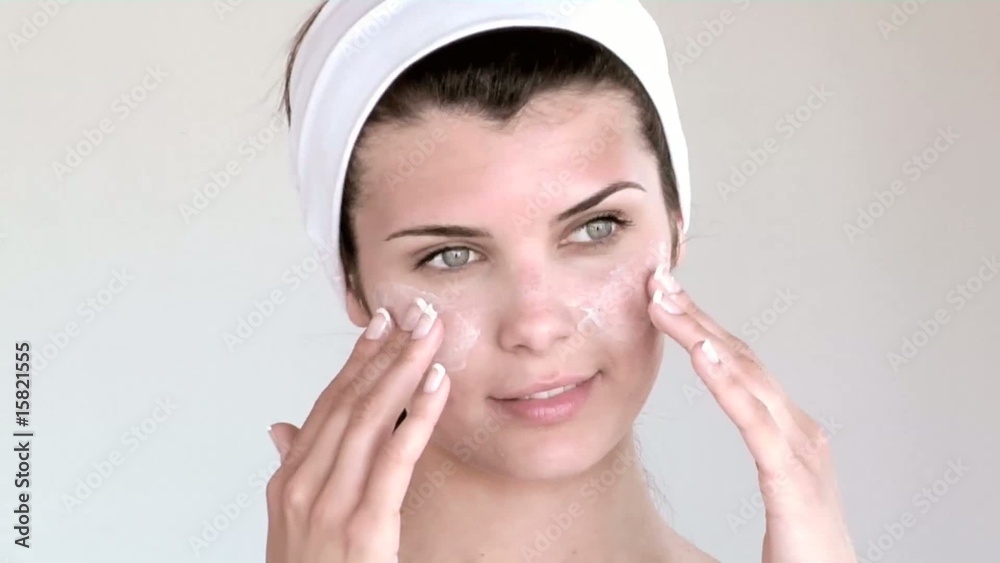 Ragazza si tocca il viso