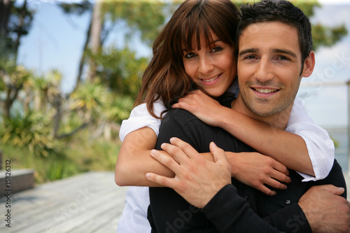 Portrait d'un homme et d'une femme souriants