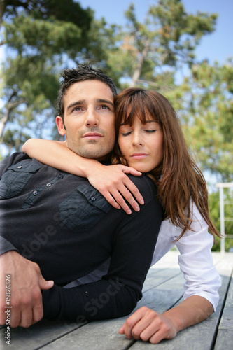 Portrait d'un homme et d'une femme étendus sur un ponton © auremar