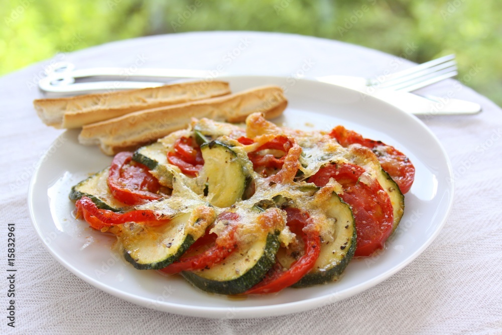 Zucchini und Tomaten überbacken mit Käse Zucchini und Tomaten überbacken mit Käse