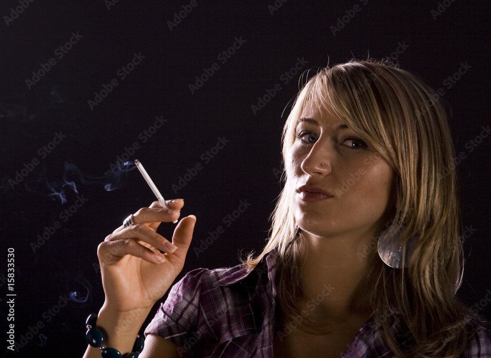 Obraz premium Young woman smoking