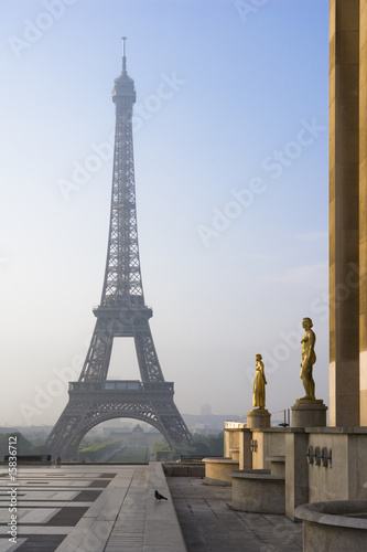 Eiffel Tower in Paris © Aliaksandr Kazlou
