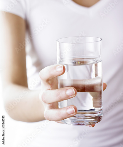 main tenant un verre d'eau