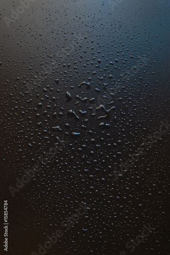 Cuadro en lienzo gocce d'acqua su sfondo nero