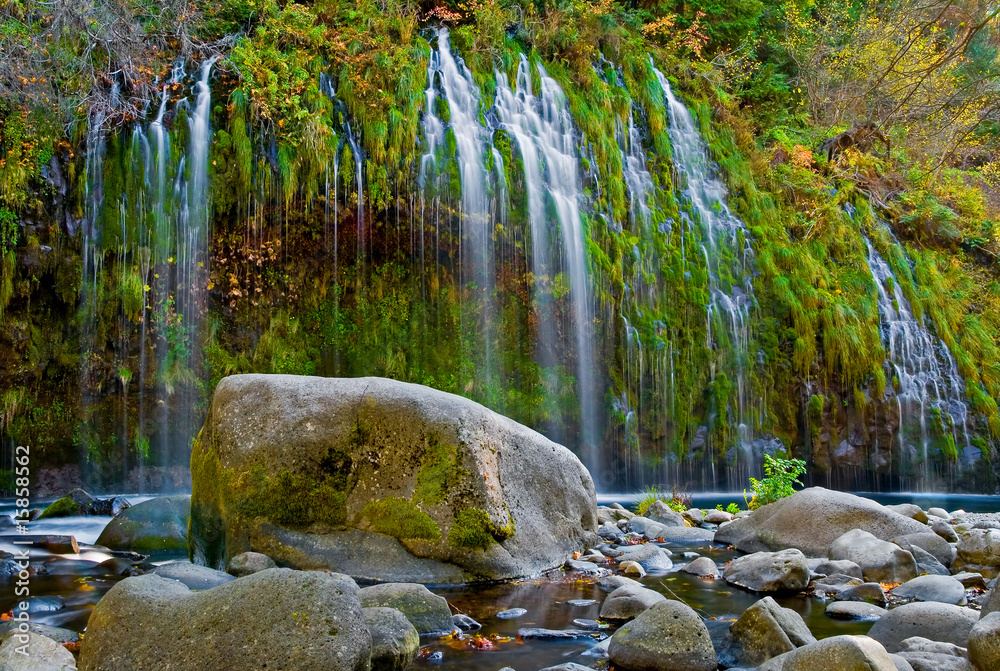 Obraz premium Waterfall in the mountains in Northern California