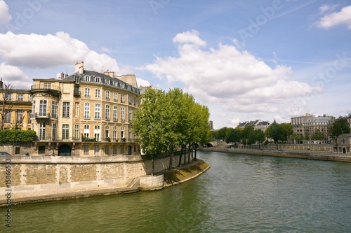 Les quais de Seine vers l'île Saint-Louis (Paris)