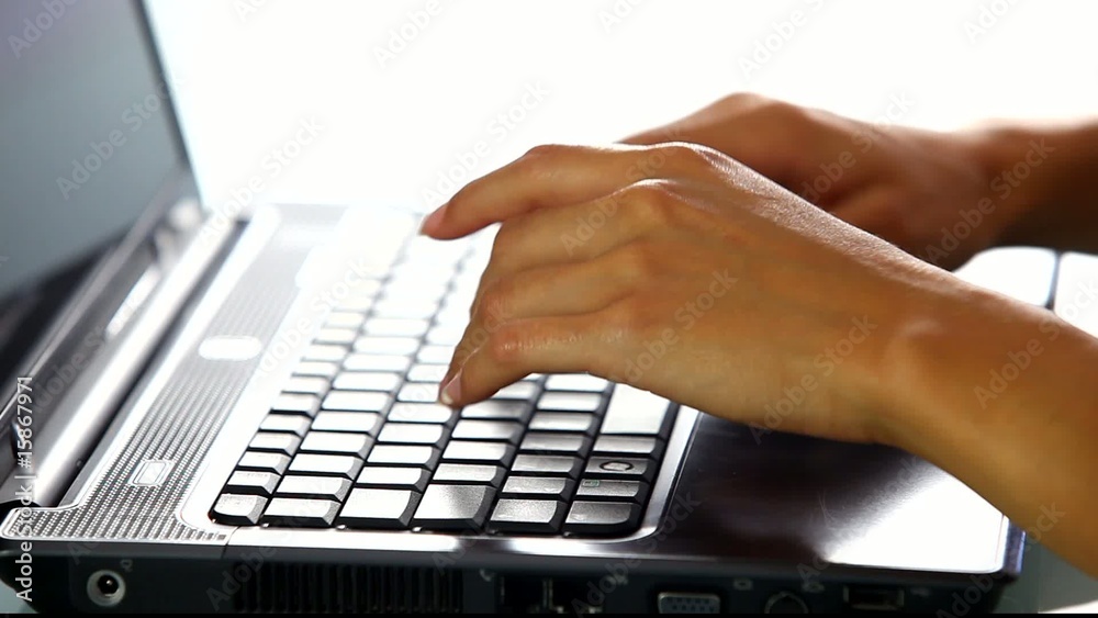 Saisie de texte sur un clavier d'ordinateur