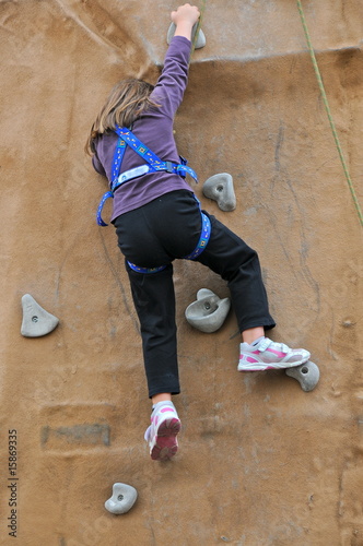Mädchen an Kletterwand