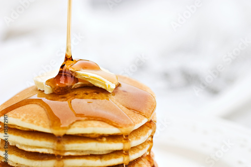 Canvas-taulu Maple syrup pouring onto pancakes.