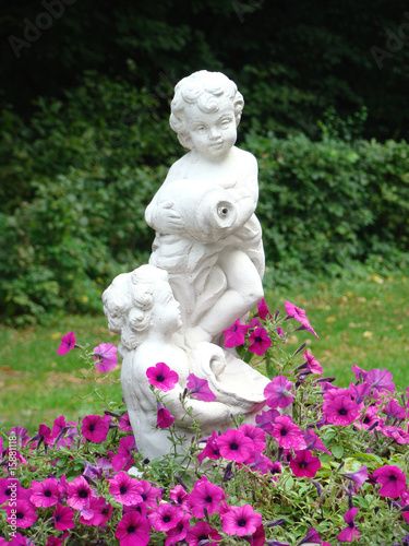 sculpture of children in a flowerbed from pink petunias © Argus