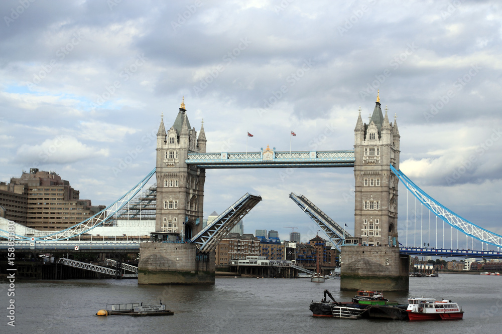 Fototapeta premium Pont du London Bridge soulevé