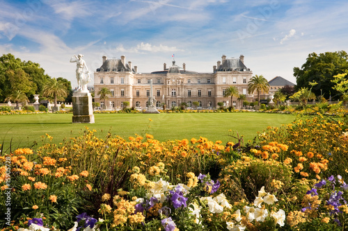 Fototapeta Luksemburg pałac z kwiatami