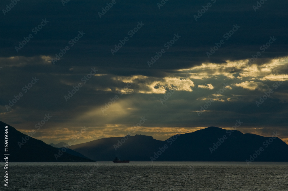 Frachtschiff im Sonnenlicht