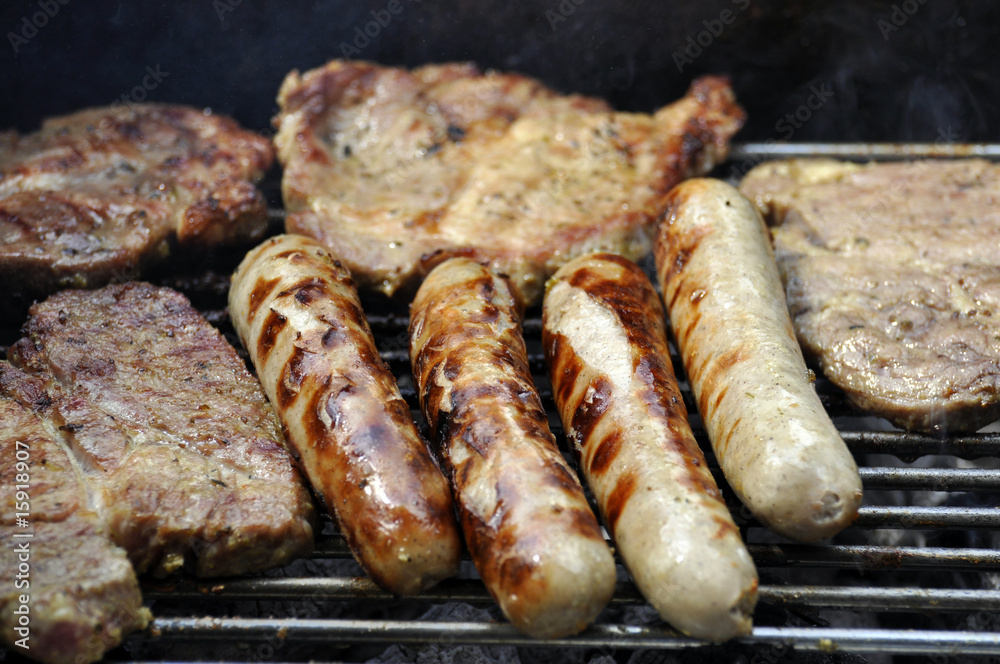 Grillwürstchen und Fleisch Grillwürstchen und Fleisch