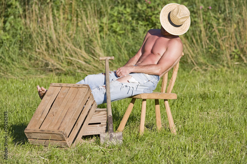 bauer schläft im stuhl photo