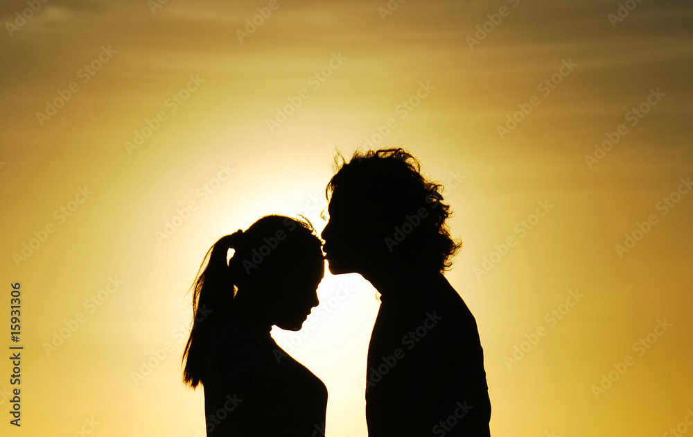 loving couple silhouette kissing at sunset - obrazy, fototapety, plakaty 
