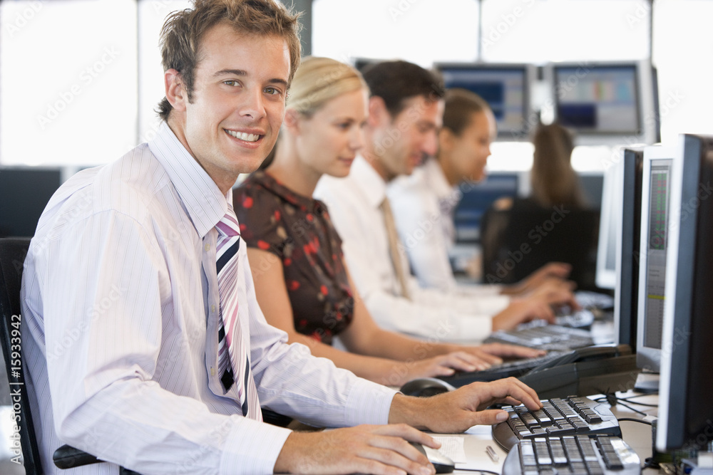 Obraz premium Stock Traders Working At Computers