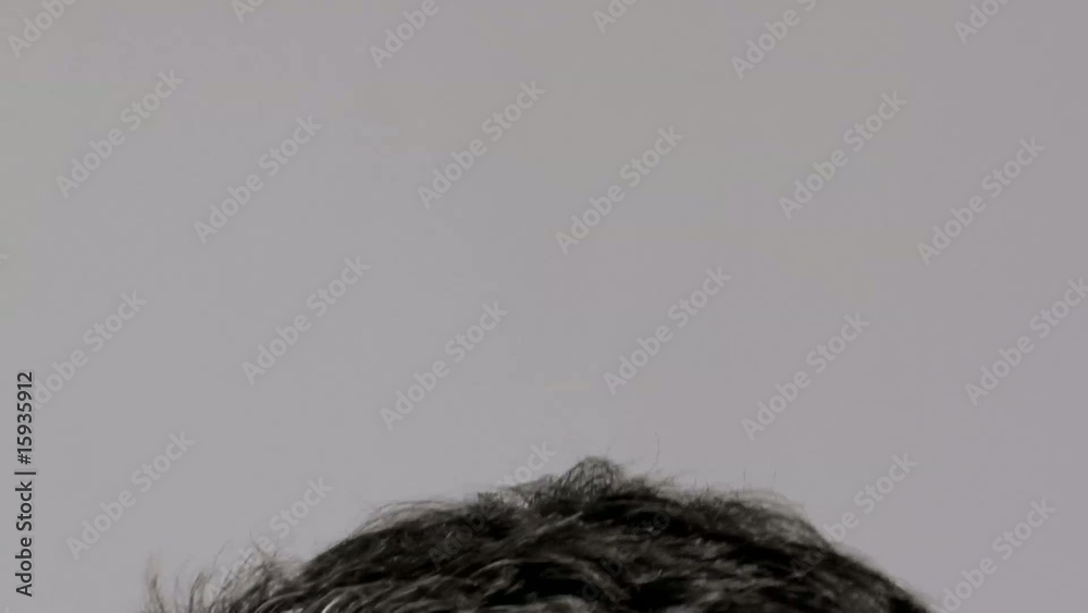 uomo si sistema i capelli