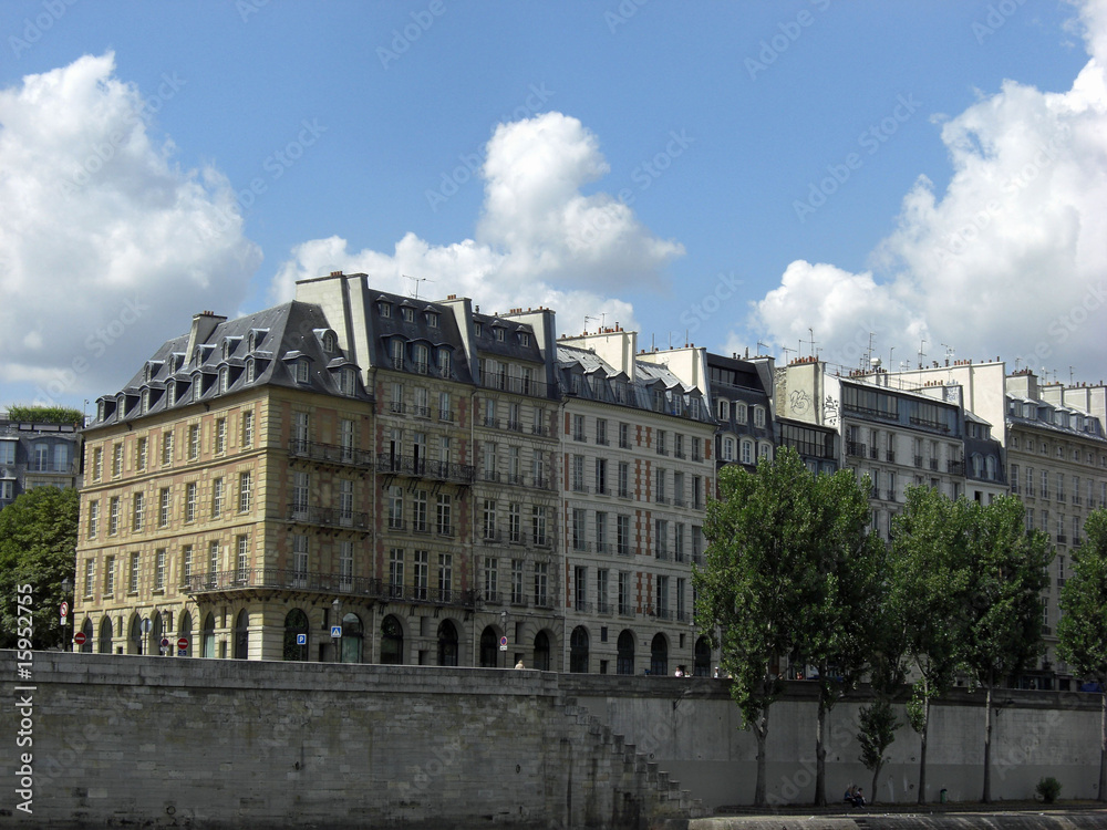 Paris immeubles sur les quais