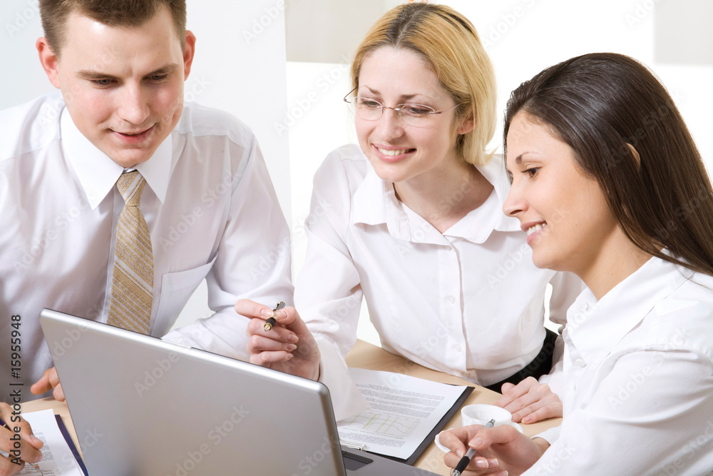 Obraz premium Young modern businesspeople