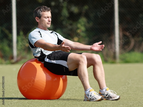 Athletiktraining mit dem Pezziball photo