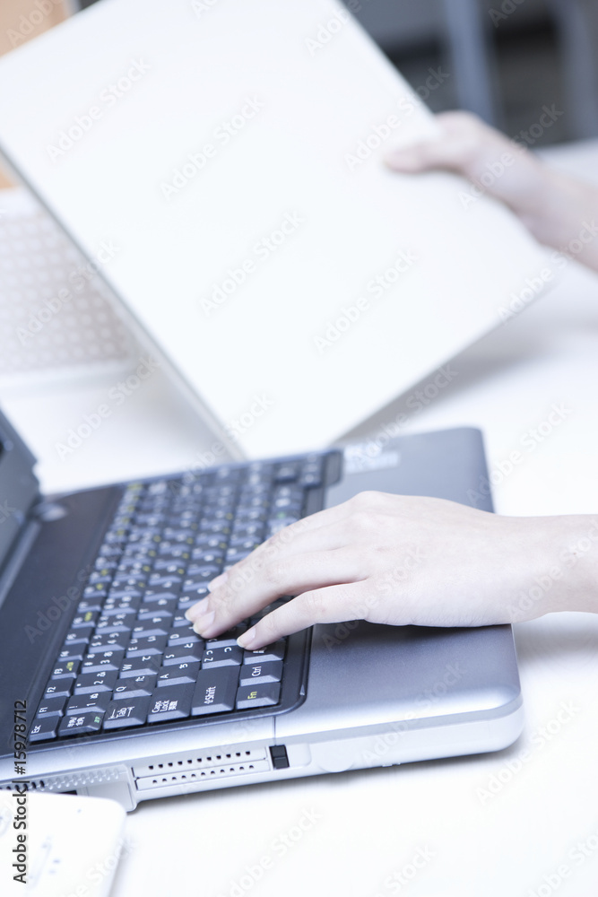 書類を作成する女性 書類を作成する女性