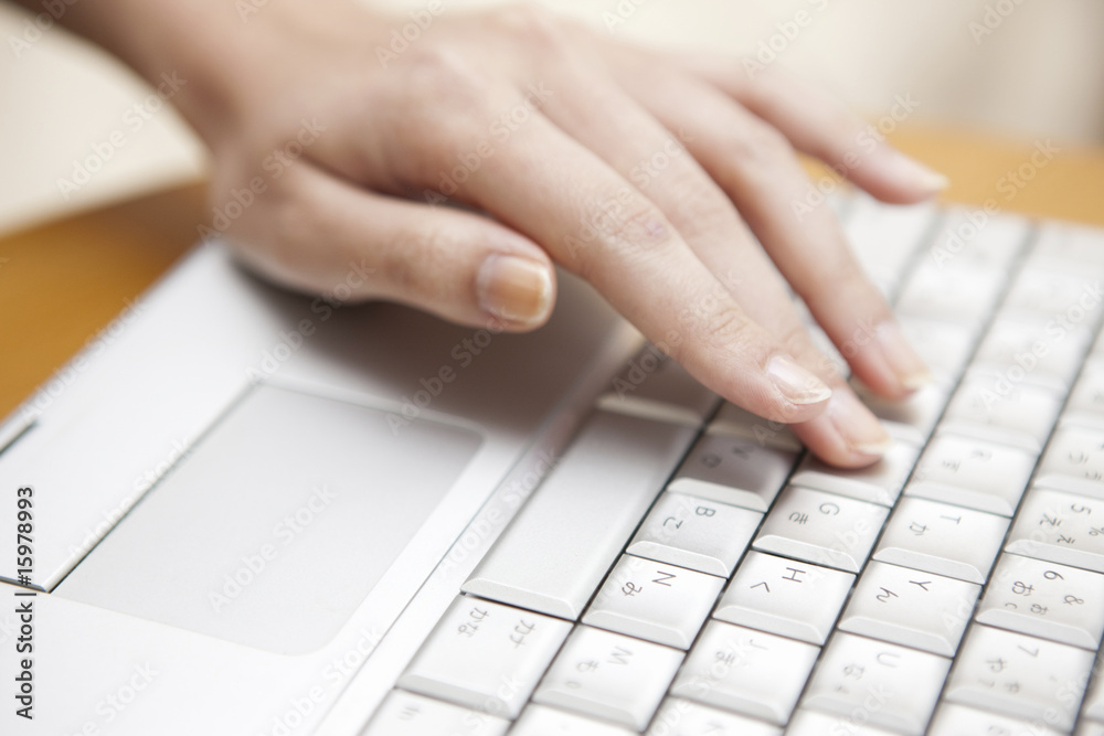 キーボード入力をする女性 キーボード入力をする女性